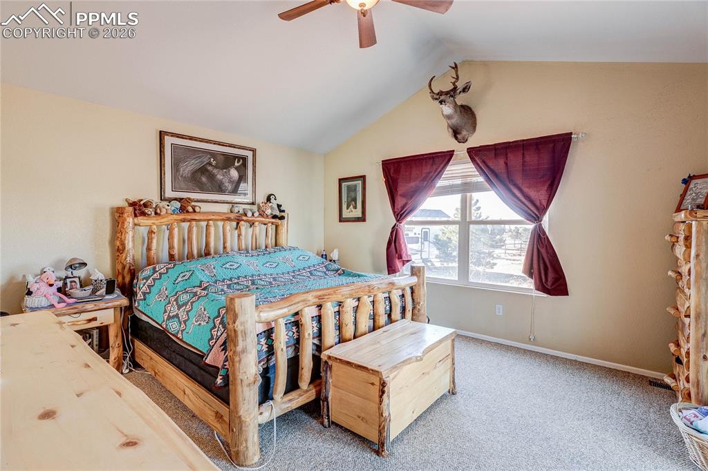 Image 16 of 50: Bedroom