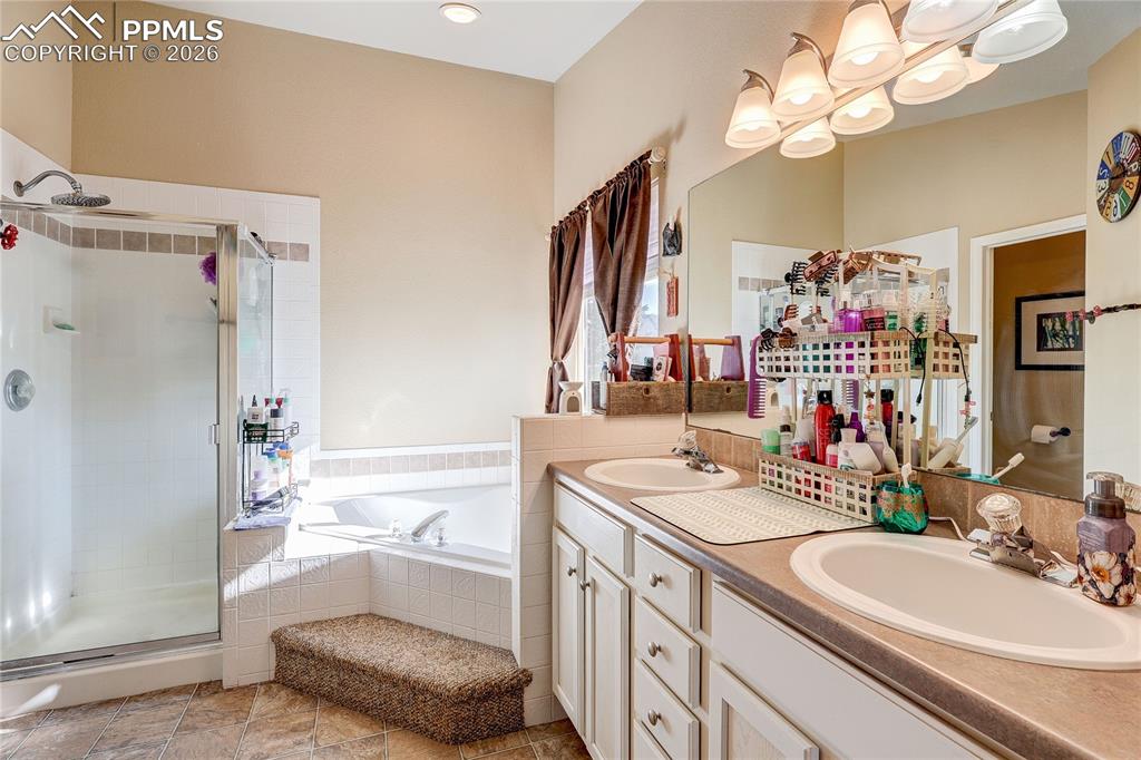 Image 19 of 50: Bathroom