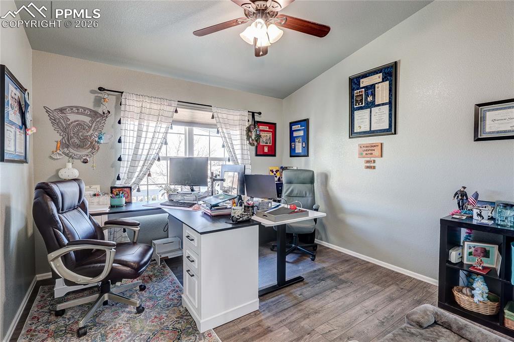 Image 21 of 50: Office