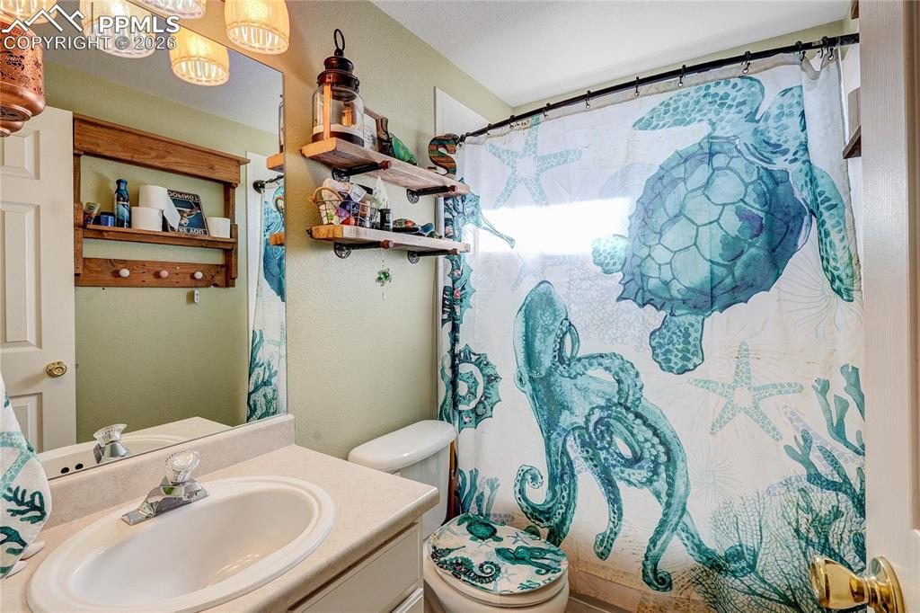 Image 22 of 50: Bathroom