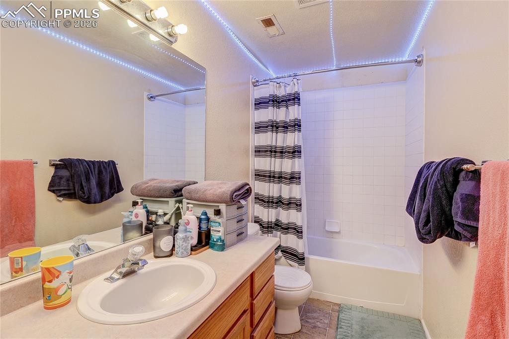 Image 29 of 50: Bathroom