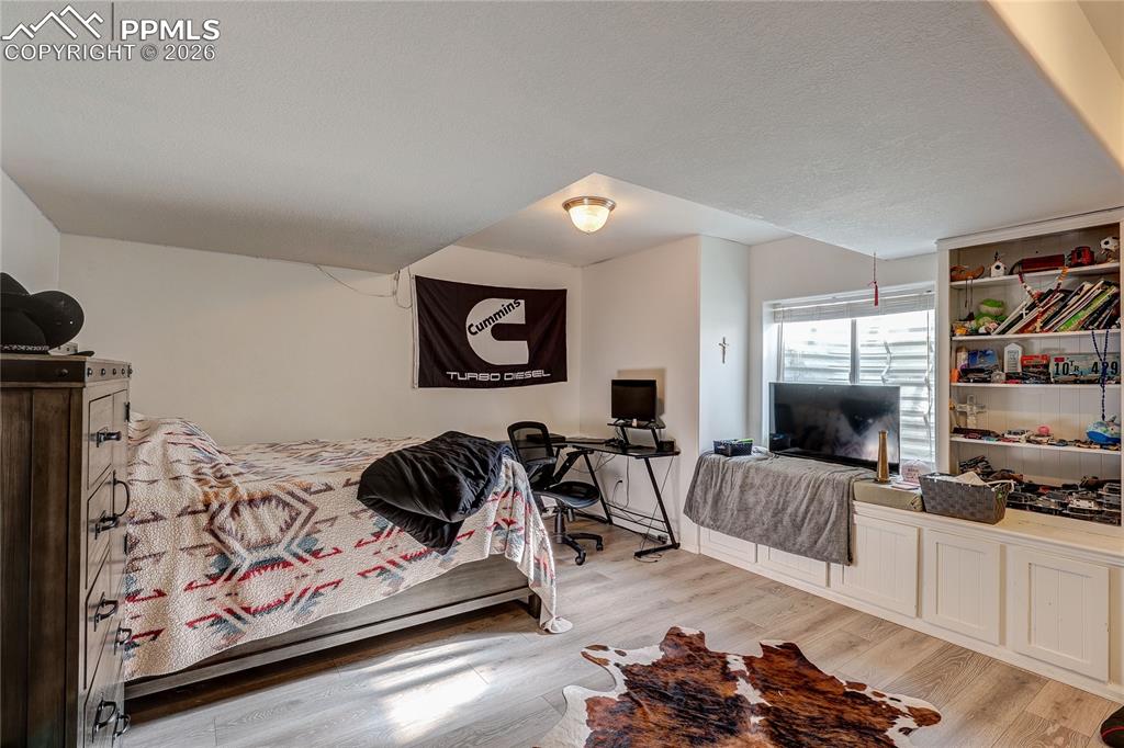 Image 30 of 50: Bedroom