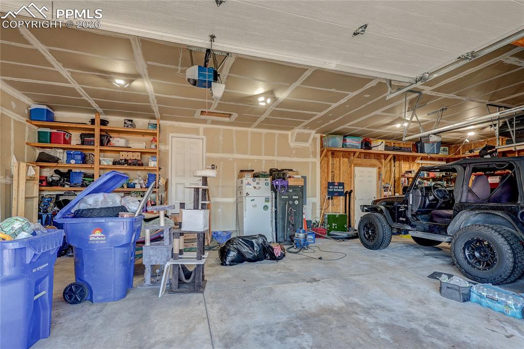 Image 32 of 50: Garage