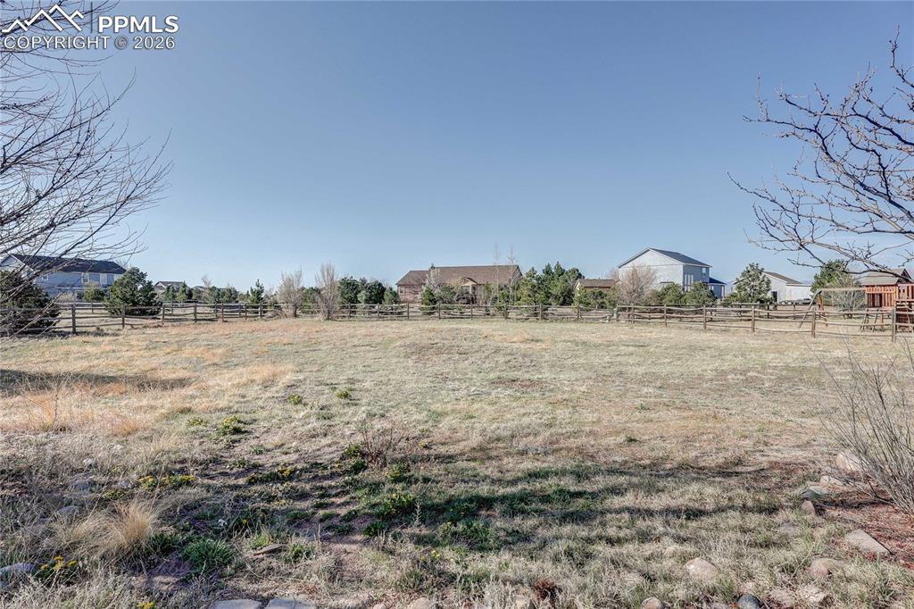 Image 35 of 50: Yard