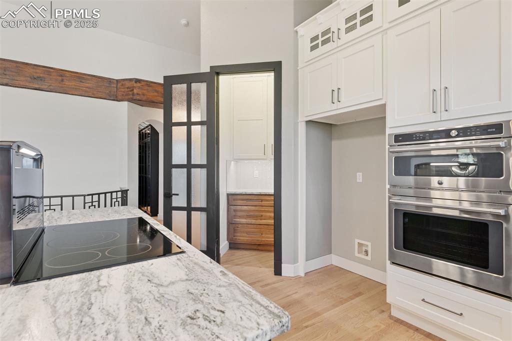 Image 11 of 50: Walk-in Butler