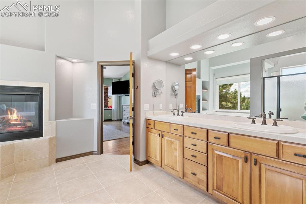 Image 26 of 50: A look at the private 5pc bath