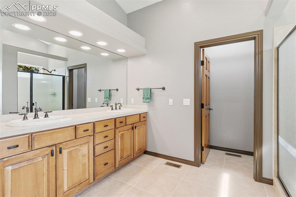 Image 27 of 50: Gorgeous tile flooring