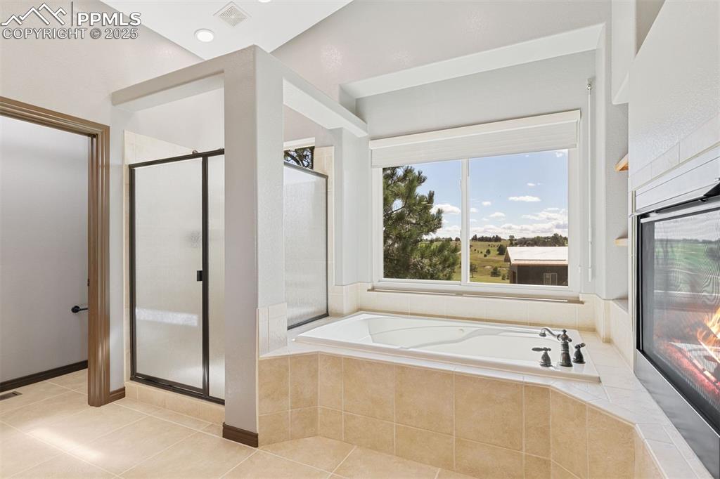 Image 28 of 50: Large soaking tub