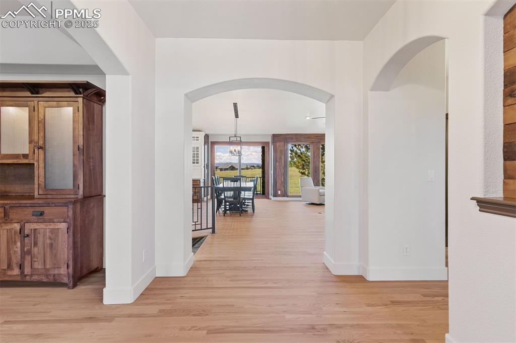 Image 37 of 50: Foyer