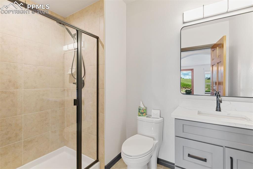 Image 45 of 50: Jack and Jill bath