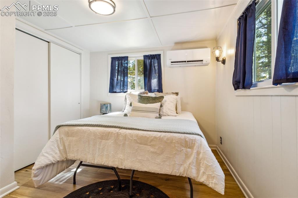 Image 10 of 36: Bedroom