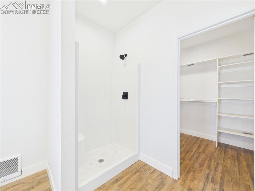 Image 29 of 37: Bathroom