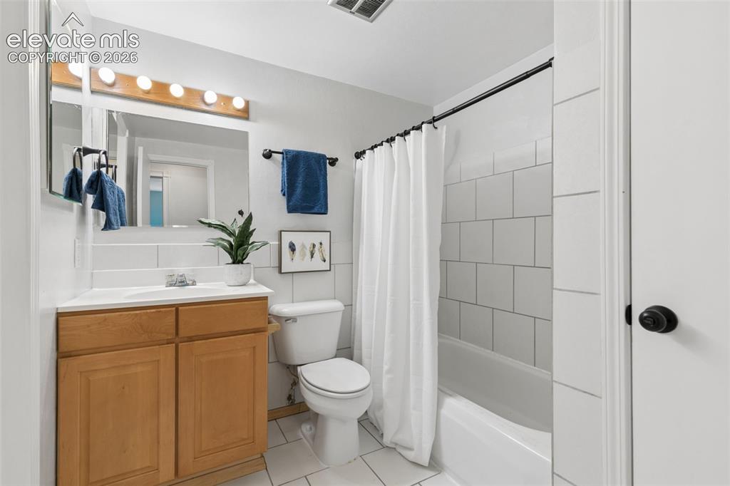 Image 17 of 26: Bathroom