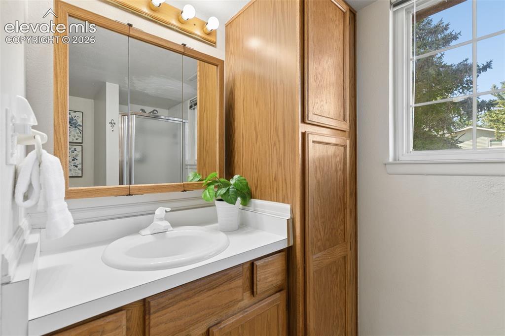 Image 19 of 26: Bathroom