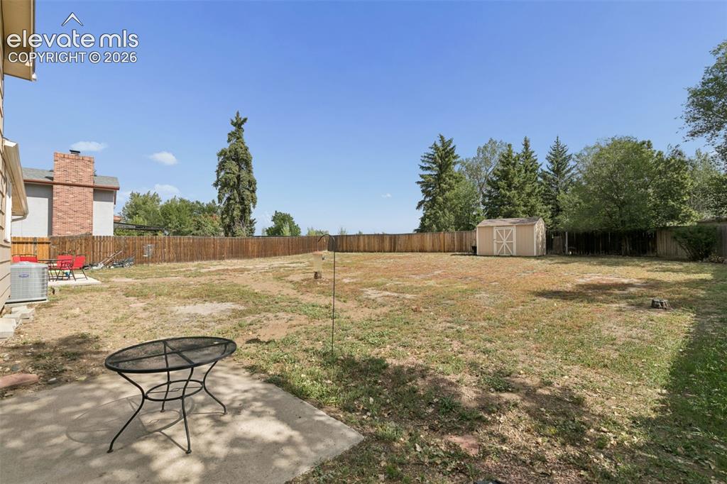 Image 21 of 26: Yard