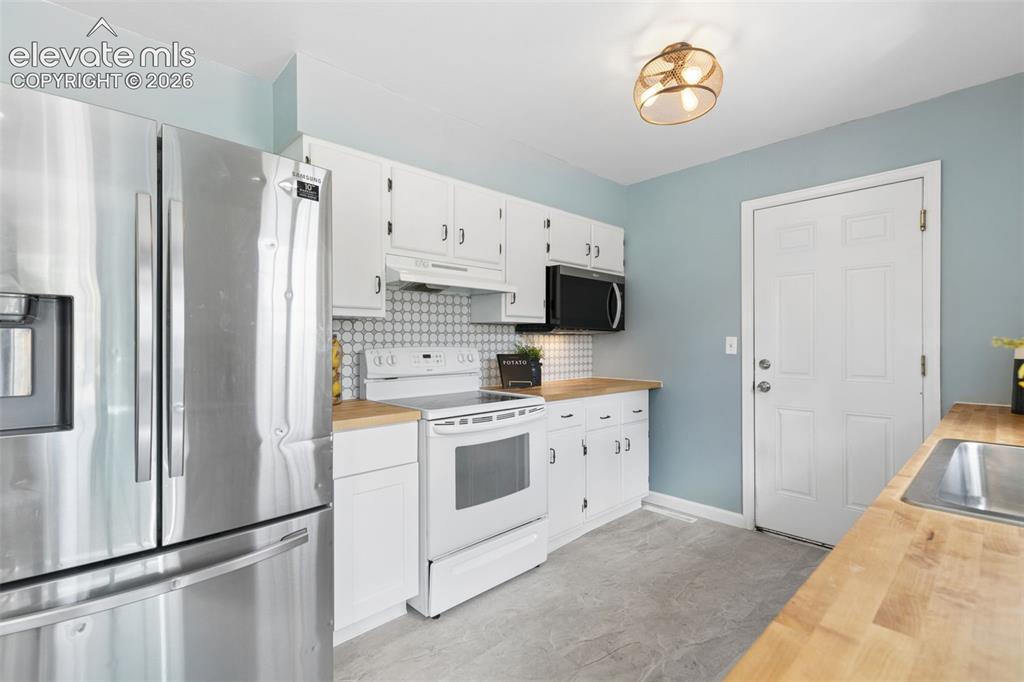 Image 6 of 26: Kitchen