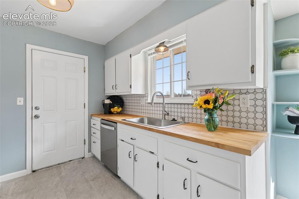 Image 7 of 26: Kitchen