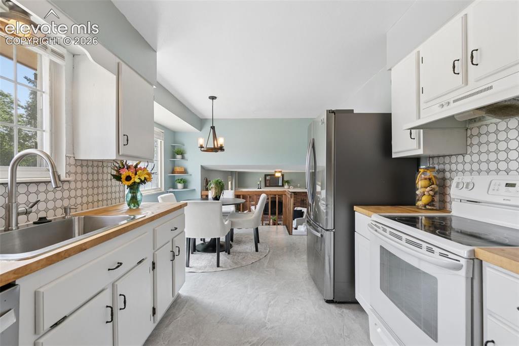Image 8 of 26: Kitchen