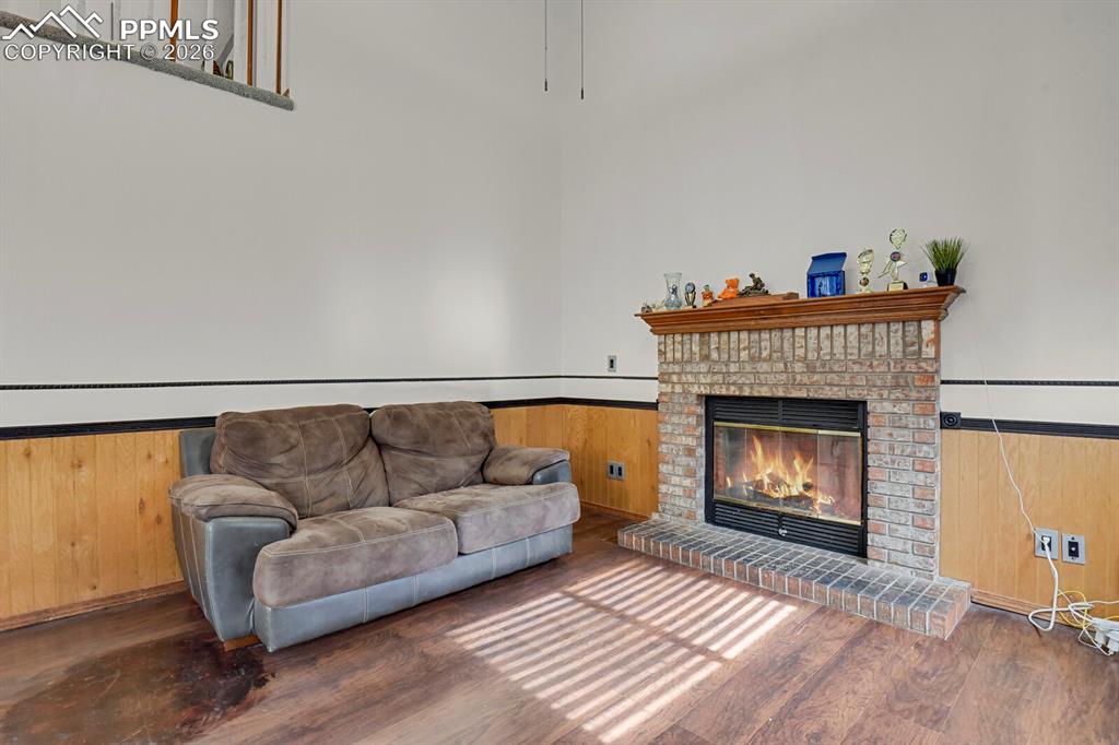 Image 11 of 25: Living Room