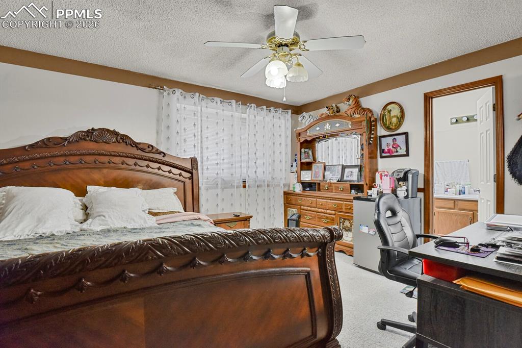 Image 16 of 25: Bedroom