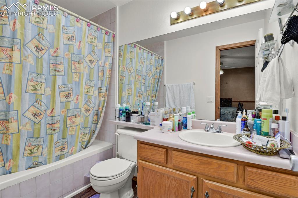 Image 17 of 25: Bathroom