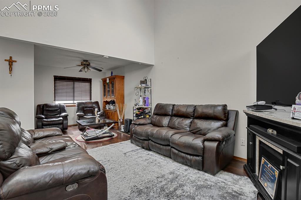 Image 3 of 25: Living Room