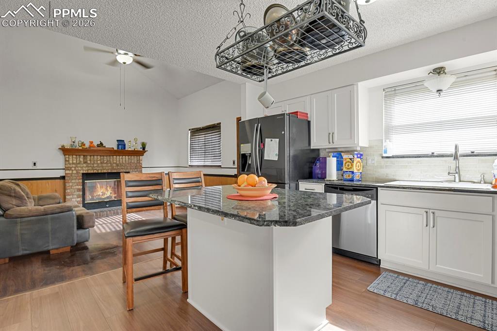 Image 7 of 25: Kitchen