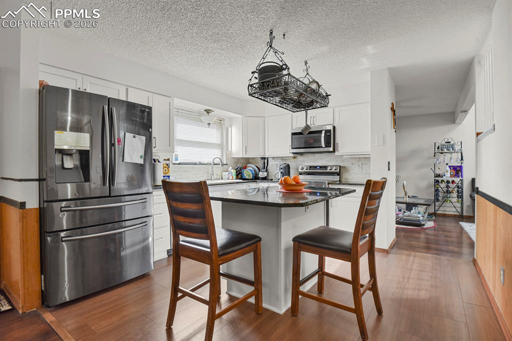 Image 8 of 25: Kitchen