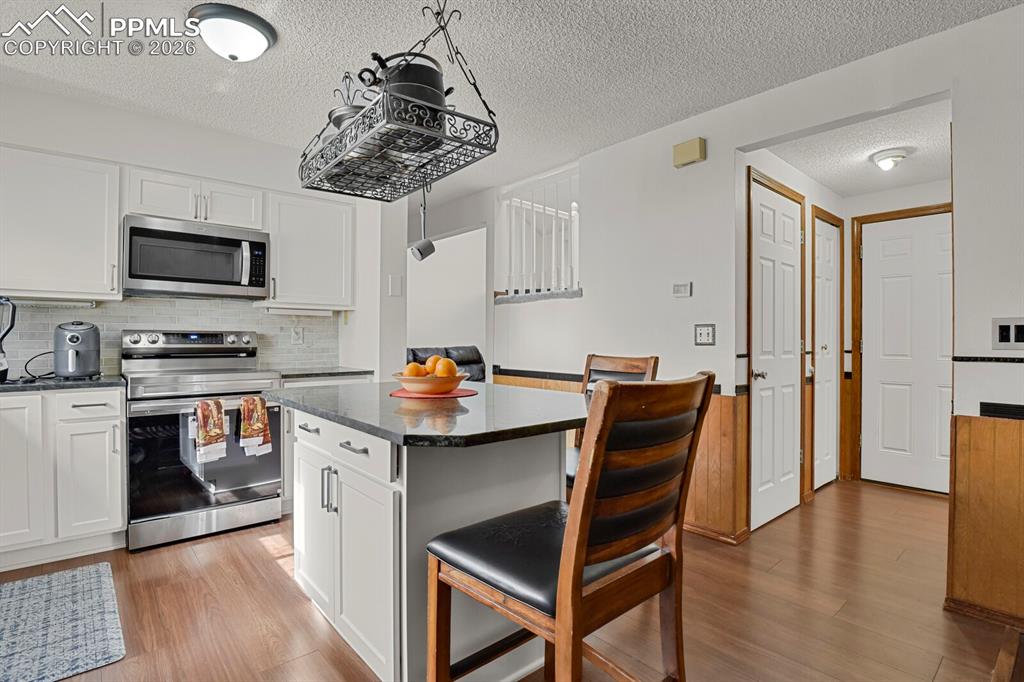 Image 9 of 25: Kitchen