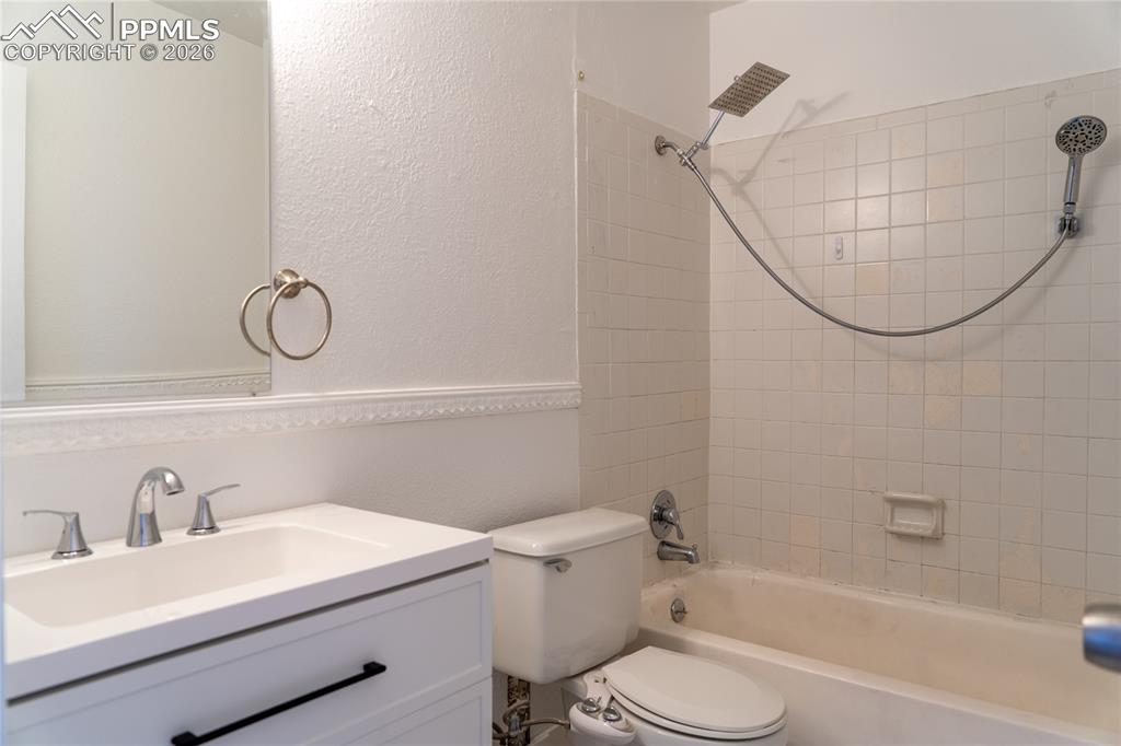 Image 11 of 13: Bathroom