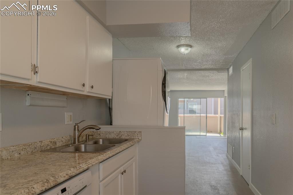 Image 5 of 13: Kitchen