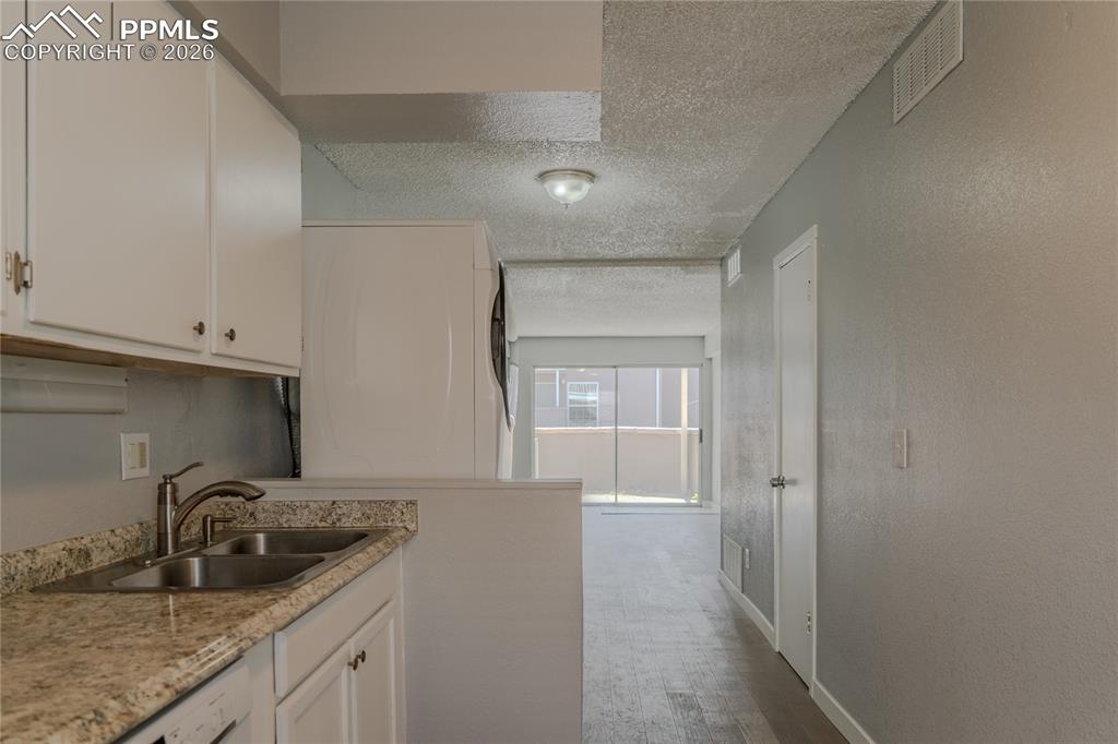 Image 7 of 13: Kitchen