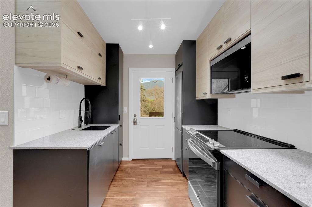 Image 11 of 32: Modern kitchen 