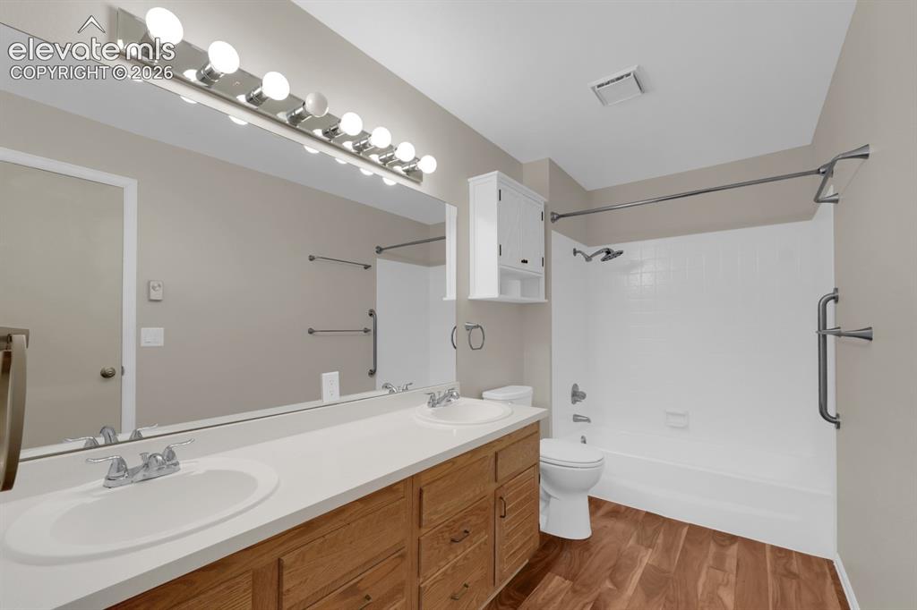 Image 17 of 32: Primary bathroom