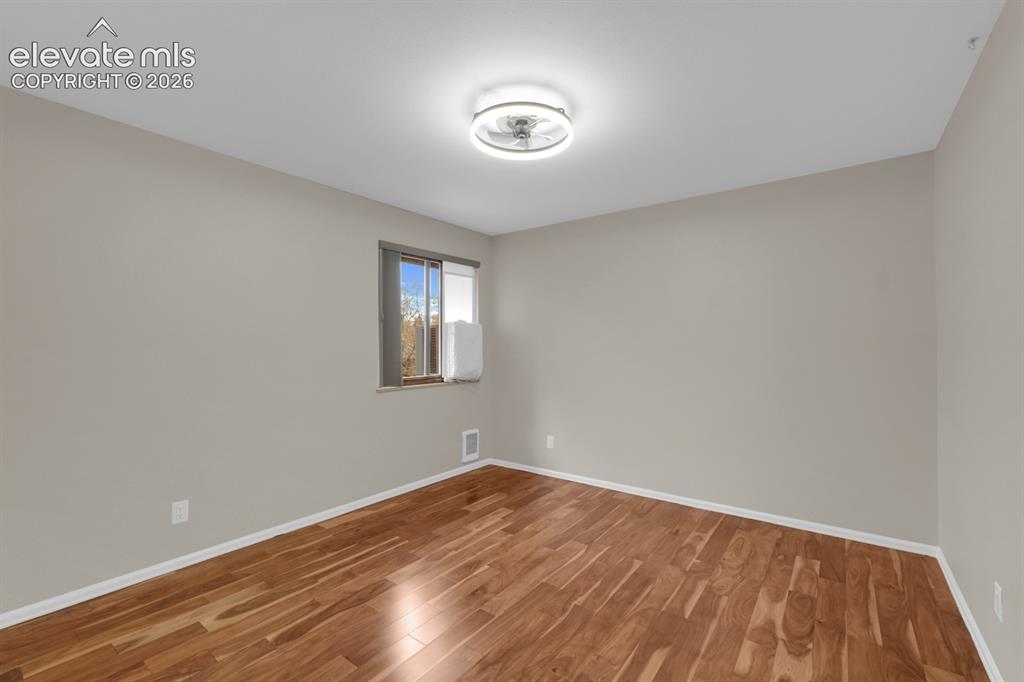 Image 18 of 32: Spare bedroom