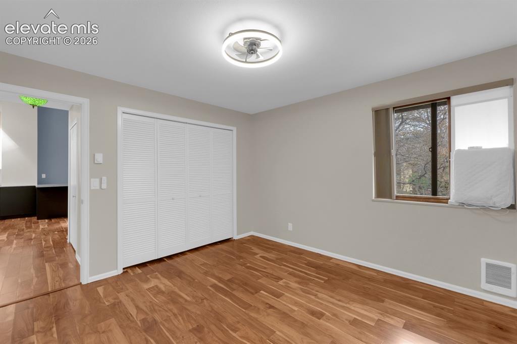 Image 19 of 32: Spare bedroom