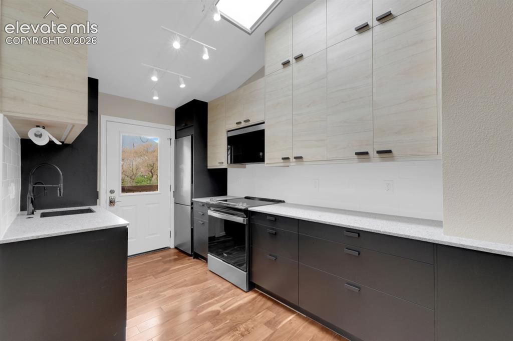 Image 2 of 32: Modern kitchen 