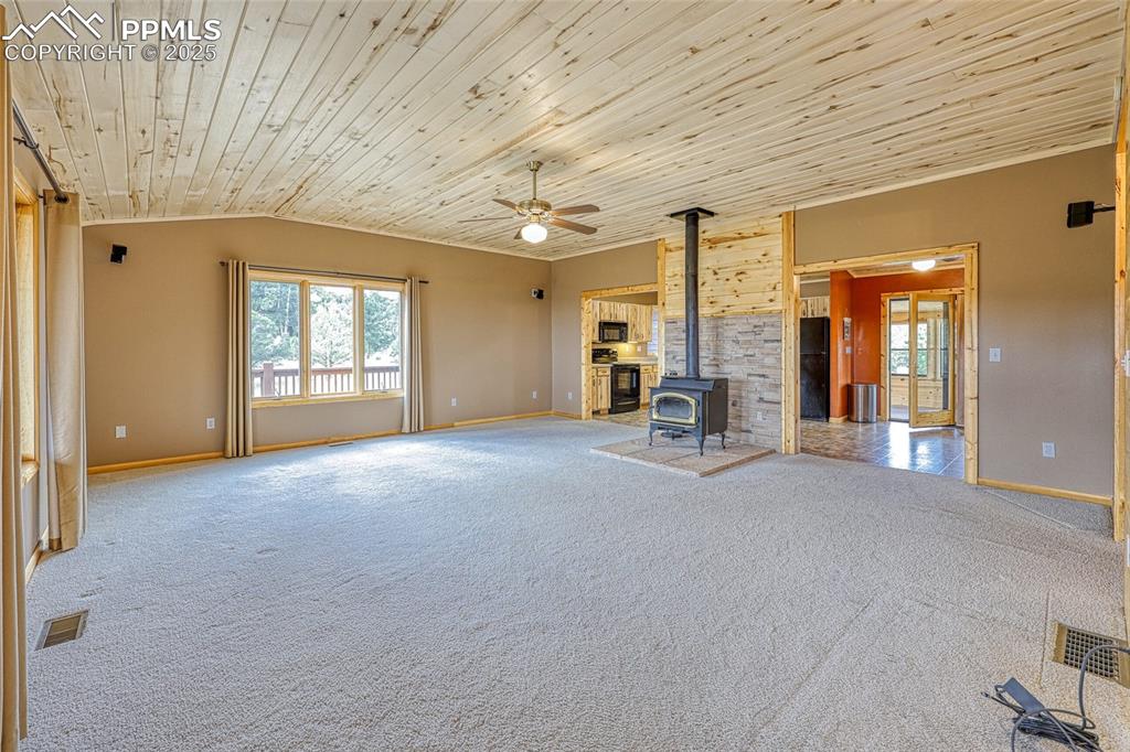 Image 10 of 50: Living Room
