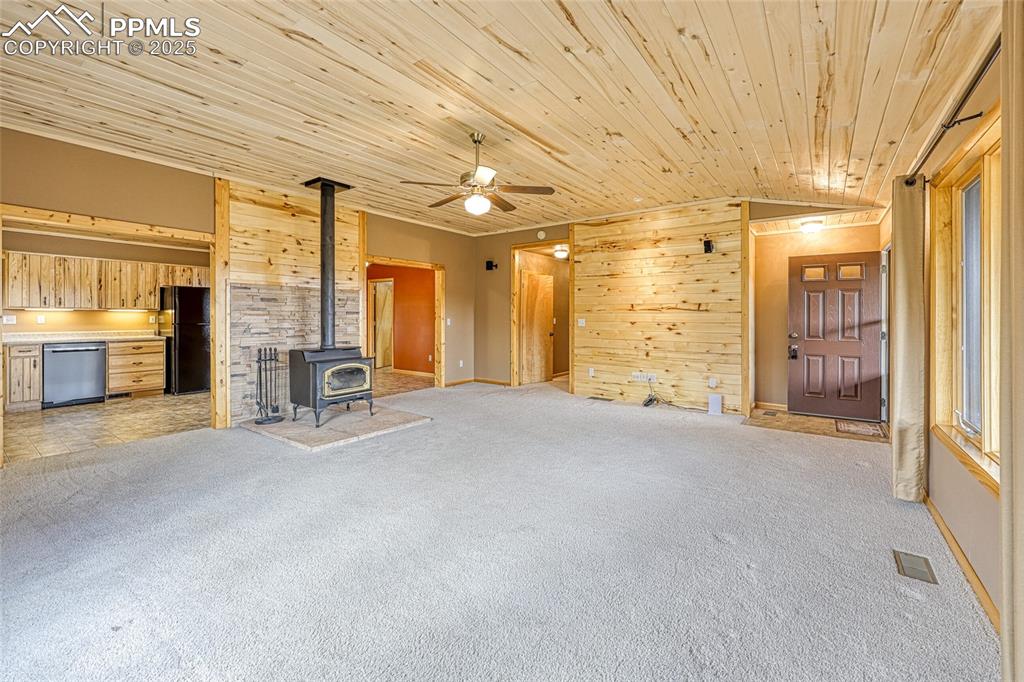 Image 11 of 50: Living Room