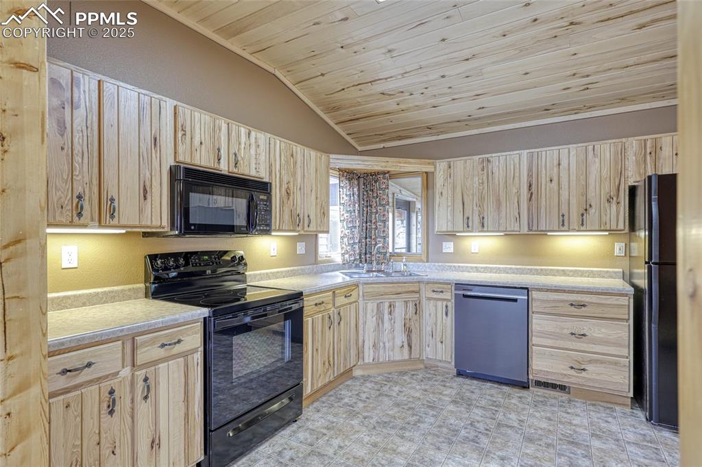Image 14 of 50: Kitchen