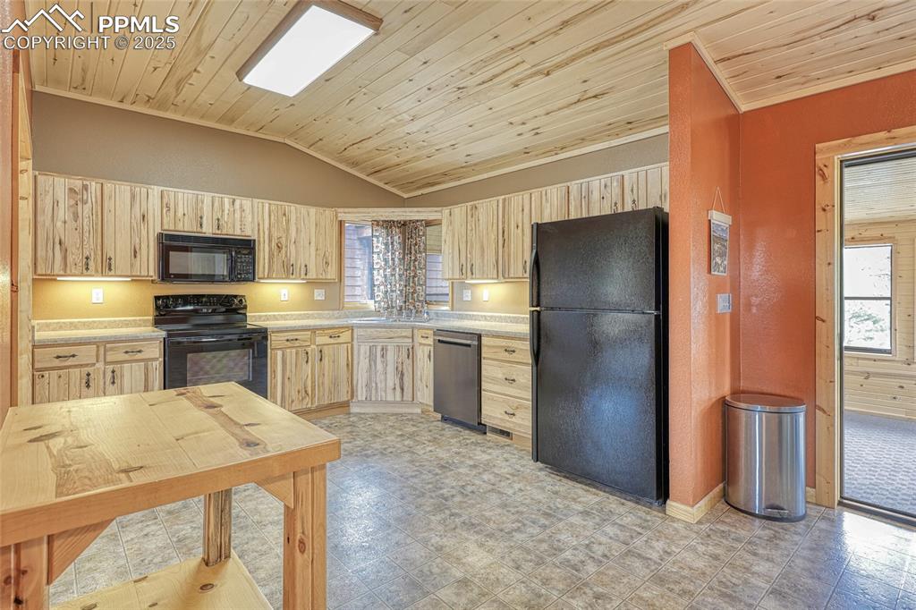 Image 15 of 50: Kitchen