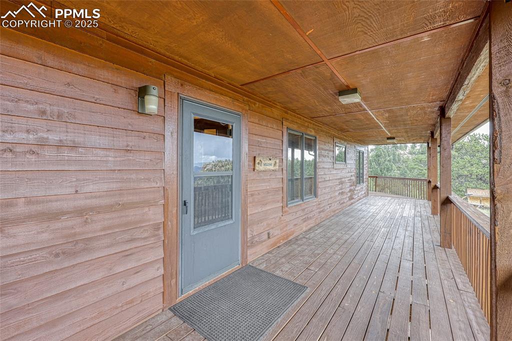 Image 8 of 50: Deck