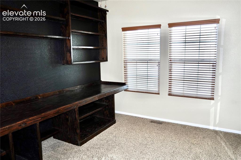 Image 18 of 20: Office