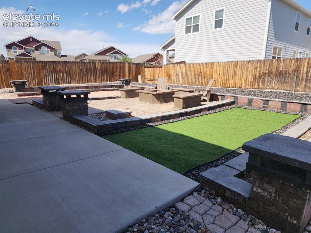 Image 2 of 20: Yard