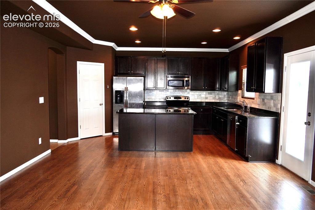 Image 5 of 20: Kitchen