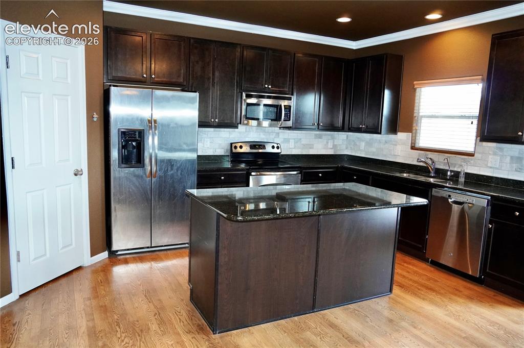 Image 6 of 20: Kitchen