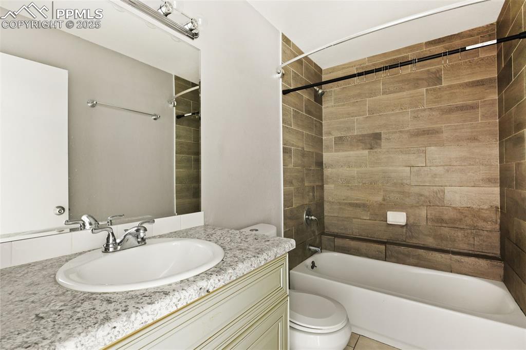 Image 13 of 33: Bathroom