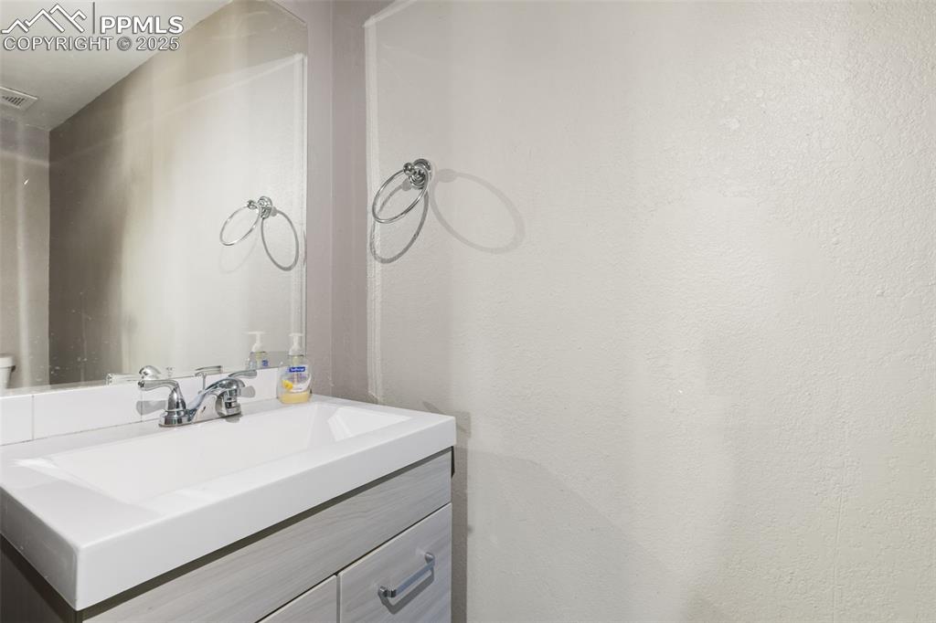 Image 23 of 33: Bathroom