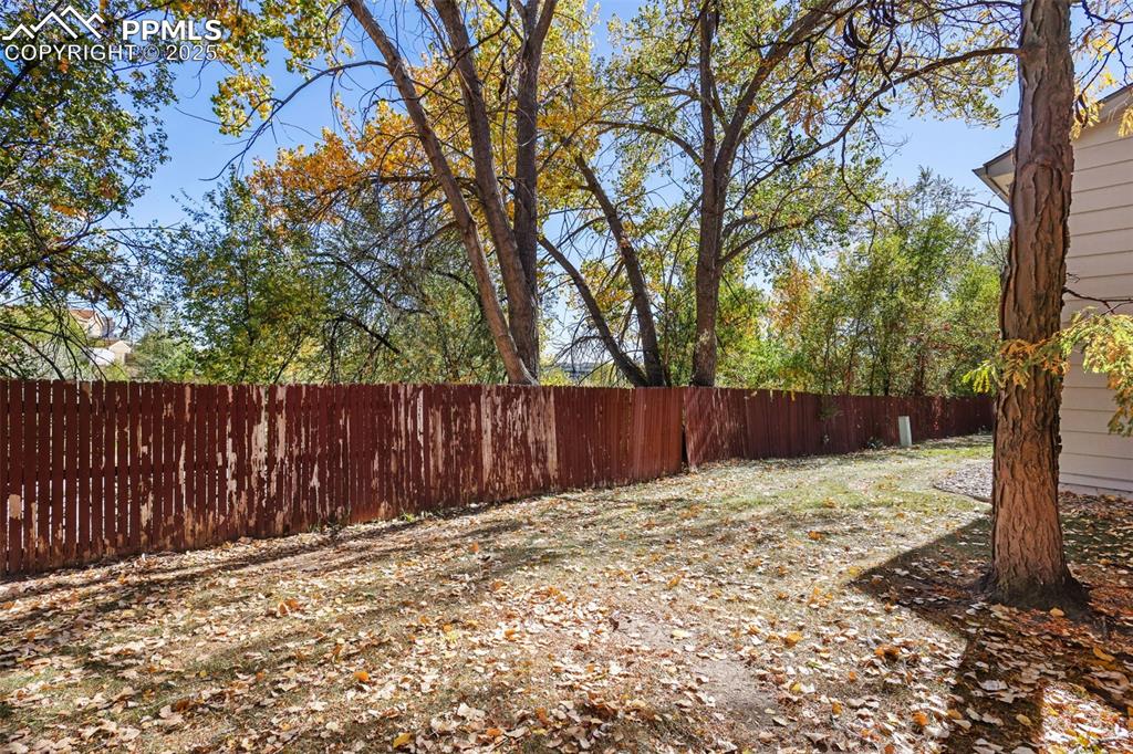 Image 25 of 33: Yard