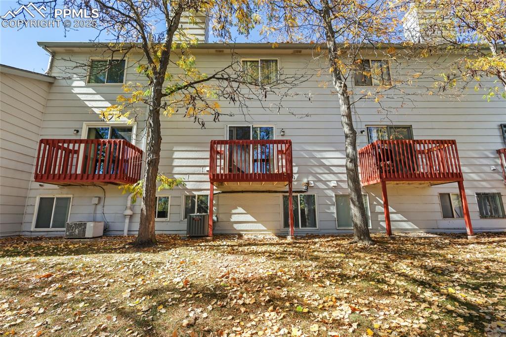 Image 27 of 33: Back of Structure